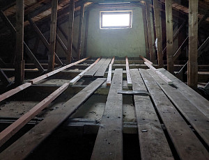 Zateplení stropu rodinného patrového domu pomocí foukané izolace